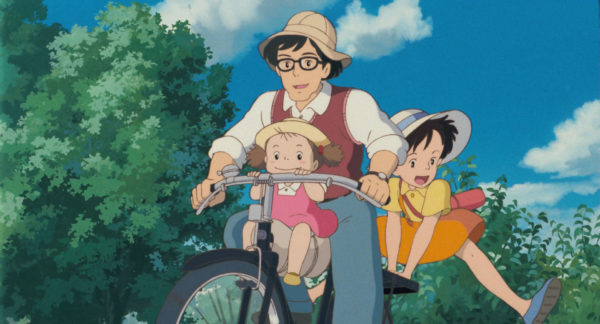 映画「となりのトトロ」のワンシーンで、サツキとメイがお父さんの運転する自転車に乗っているシーン